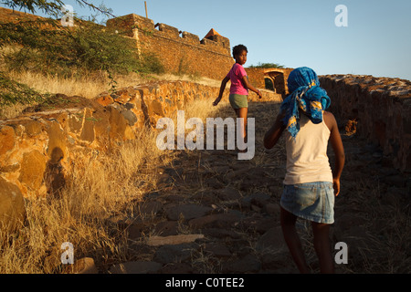 Zwei Mädchen Wanderung auf einem gepflasterten Weg zur Festung Forte Real de São Filipe in Cidade Velha, Kap Verde Stockfoto