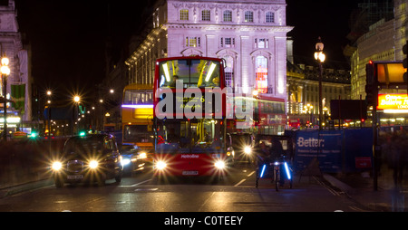 Öffentliche Verkehrsmittel Busse und Autos; Stadtzentrum bei Nacht; Abendverkehr hielt an der Kreuzung in Piccadilly Circus, London UK Stockfoto