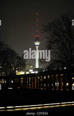 Nachtansicht des Fernsehturms (Fernsehturm) in Berlin Stockfoto