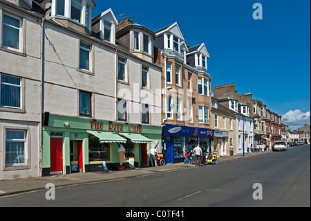 Die Ritz-Cafe und andere Geschäfte an der Strandpromenade von Millport auf der Insel Great Cumbrae in den Firth of Clyde Ayrshire-Schottland Stockfoto