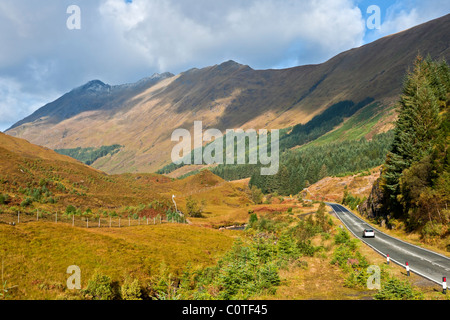 Bundesstraße A87 Glen Shiel in Kintail westlichen Highlands von Schottland mit einem Teil der fünf Schwestern Berge Ferne auf der Durchreise. Stockfoto