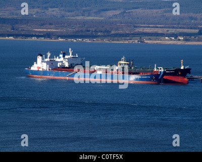 Zwei Tanker im schottischen Cromarty Firth bei Nigg Oil Terminal festgemacht Stockfoto