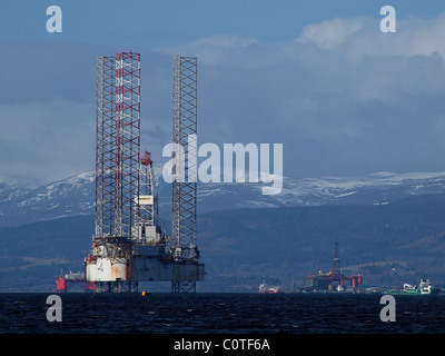 Bohrinseln im Cromarty Firth, auf der Suche, Invergordon Stockfoto