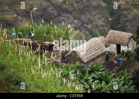 Kinder gehen Sie einen Bergpfad auf dem Weg zur Schule in der Nähe von Paul, Santo Antao Insel, Kap Verde Stockfoto