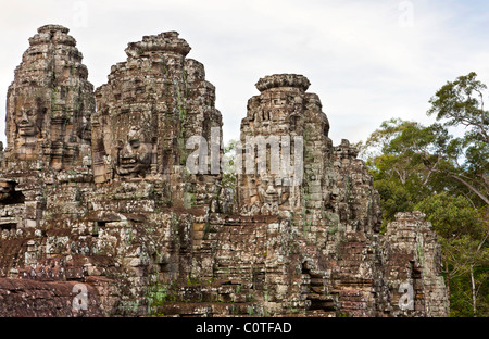 Die Bayon und steinernen Gesichter der Lokesvara, Angkor Thom, Provinz Siem Reap, Kambodscha. Asien Stockfoto