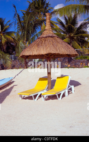 Mauritius Strand Urlaub Liegestühle und Sonnenschirm Stroh Stockfoto