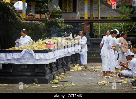 Hinduistischen Anbeter kommen, um am beten, dass wichtige Tempel in Bali, Indonesien, Besakih oder der "Muttertempel" genannt. Stockfoto