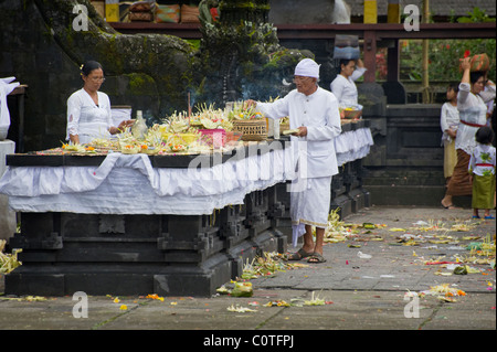 Hinduistischen Anbeter kommen, um am beten, dass wichtige Tempel in Bali, Indonesien, Besakih oder der "Muttertempel" genannt. Stockfoto