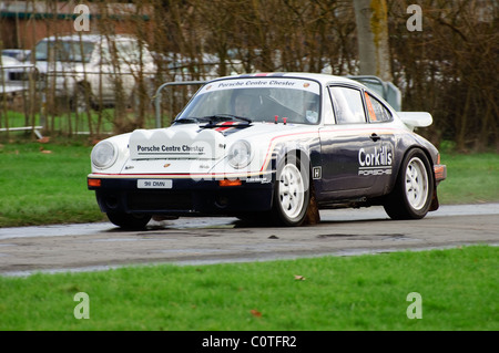 1982 Porsche 911 SC, Adrian Kermode - Rennen Retro Stoneleigh Park Stockfoto