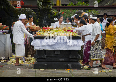 Hinduistischen Anbeter kommen, um am beten, dass wichtige Tempel in Bali, Indonesien, Besakih oder der "Muttertempel" genannt. Stockfoto