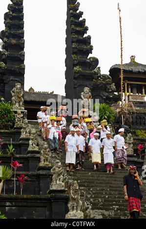 Hinduistischen Anbeter in Bali, Indonesien, gehen Sie zu der "Muttertempel" oder Besakih, der wichtigste Tempel, den Vollmond zu feiern. Stockfoto