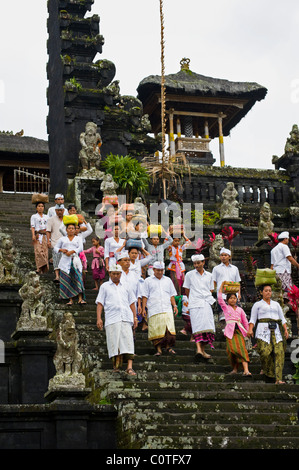 Hinduistischen Anbeter in Bali, Indonesien, gehen Sie zu der "Muttertempel" oder Besakih, der wichtigste Tempel, den Vollmond zu feiern. Stockfoto