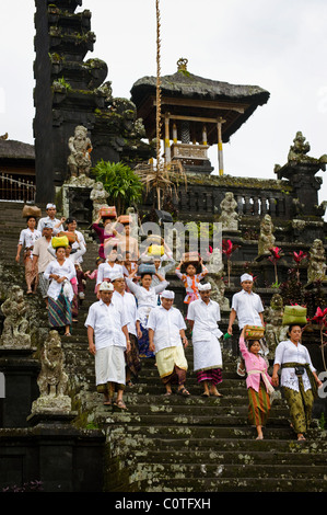 Hinduistischen Anbeter in Bali, Indonesien, gehen Sie zu der "Muttertempel" oder Besakih, der wichtigste Tempel, den Vollmond zu feiern. Stockfoto