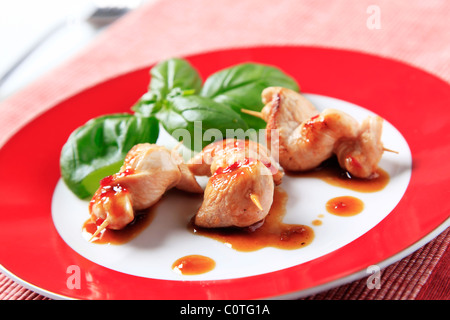 Chicken Satay und pikanter Sauce - Nahaufnahme Stockfoto