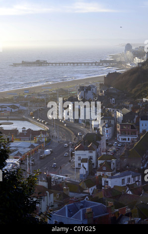 Blick über Hastings in East Sussex, England, mit Blick auf den Pier mit Bexhill, Eastbourne & Beachy Head darüber hinaus. Stockfoto