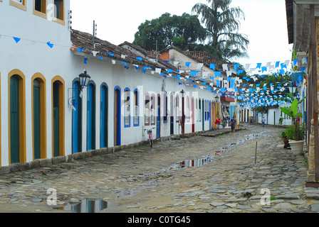 Straßenszene in der historischen Küstenstadt von Paraty im Bundesstaat Rio De Janeiro, Brasilien Stockfoto