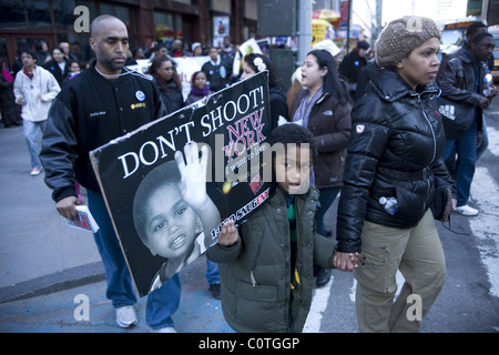 27. Februar 2011 März 'Don ' t Shoot New York' um Waffen und Gewalt aus unserer Nachbarschaft entlang der 42nd Street in New York City Stockfoto