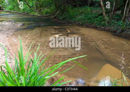 Fluss der tausend Lingas, Kbal Spean, in der Nähe von Angkor, Nationalpark Phnum Kulen. Siem Reap, Kambodscha, Indochina, Südost-Asien Stockfoto