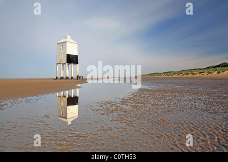 Die hölzernen Leuchtturm am Strand von Burnham am Meer Stockfoto