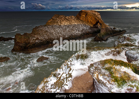 Ein Blick auf The Bow Fiddle Rock im Winter in der Nähe von Portknockie, Moray, Schottland Stockfoto