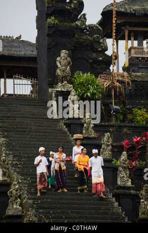 Hinduistischen Anbeter in Bali, Indonesien, gekommen, um der "Muttertempel", Besakih, dem größten Tempel für eine Vollmond Zeremonie. Stockfoto