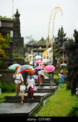 Hinduistischen Anbeter in Bali, Indonesien, gekommen, um der "Muttertempel", Besakih, dem größten Tempel für eine Vollmond Zeremonie. Stockfoto