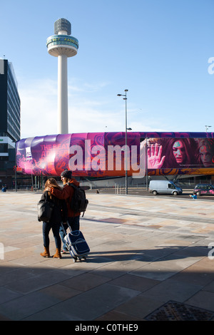 Zwei junge Leute, die Ankunft in Liverpool von Lime Street Station Stockfoto