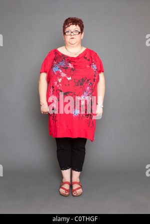 übergewichtige Frau stehend Stockfoto