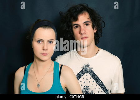 Doppelporträt von jungen Männern und Frauen auf schwarzem Hintergrund Stockfoto