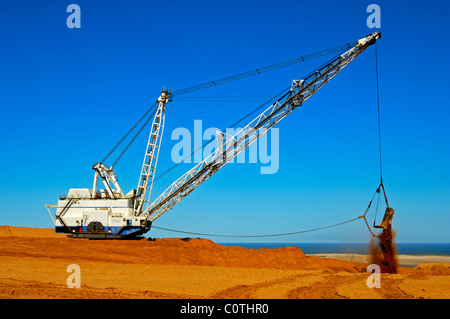 Erdarbeiten mit einem Bagger Seilbagger in De Beers Namaqualand Mines, Kleinzee, Namaqualand, Südafrika Stockfoto
