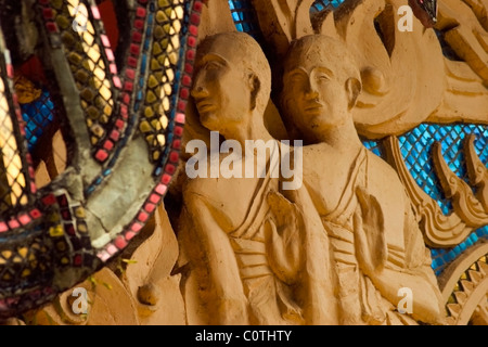 Aufwändige und detaillierte buddhistischen Skulptur schmückt einen alten und historischen Tempel in Thailand Mae Sai (Sae). Stockfoto