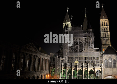 Die Kathedrale Notre Dame in Tournai, die zweite älteste Stadt Belgiens. Die Kathedrale ist als UNESCO-Weltkulturerbe aufgeführt. Stockfoto