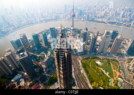 Aerial View Shanghai Wolkenkratzer mit Jinmao Tower und oriental pearl Fernsehturm aus Shanghai World Financial Center (SWFC) Stockfoto