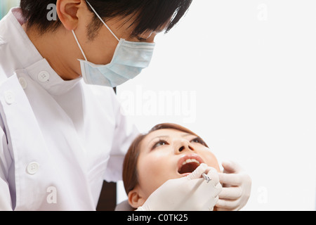 Wirft man einen Blick in die junge Frau den Mund Zahnarzt Stockfoto