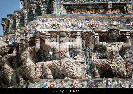 Bunte Statue Schnitzereien an den Tempelwänden von Wat Arun in Bangkok, Thailand. Stockfoto