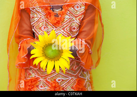 Junge indische Mädchen mit Sonnenblume. Andhra Pradesh, Indien Stockfoto