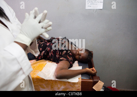 Eine Frau bereitet sich auf eine hormonelle Implantat (Jadelle) in einer Klinik der reproduktiven Gesundheit in Yaounde, Kamerun, Westafrika zu erhalten. Stockfoto