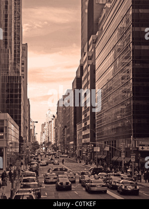 Sepia getönten Sicht auf Verkehr und Wolkenkratzer, Madison Avenue, New York City. Stockfoto