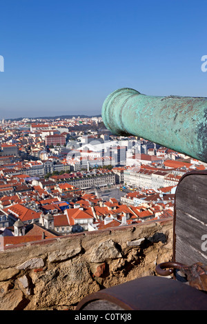 Burg Sao Jorge (St. Georg) in Lissabon, Portugal. Alte Bronze-Kanone und einen Blick über Lissabon "Baixa" (Innenstadt). Stockfoto
