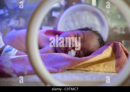 Ein Frühgeborenes erhält Pflege Pflege Baby Spezialeinheit im Mulago Hospital in Kampala, Uganda. Stockfoto