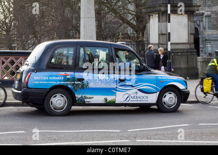 Ein berühmter London Black Cab auf Tower Bridge Werbung Barbados Stockfoto