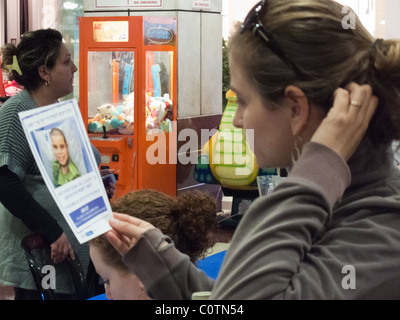 Shopper im Land wurden heute gebeten, eine Speichelprobe für Knochenmark-Datenbank geben. Jerusalem, Israel. 28.02.2011. Stockfoto