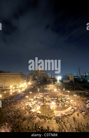 Übersicht der Tahrir-Platz in der Abenddämmerung gefüllt mit Anti-Mubarak Demonstranten während der ägyptischen Revolution; Kairo, Ägypten. Stockfoto