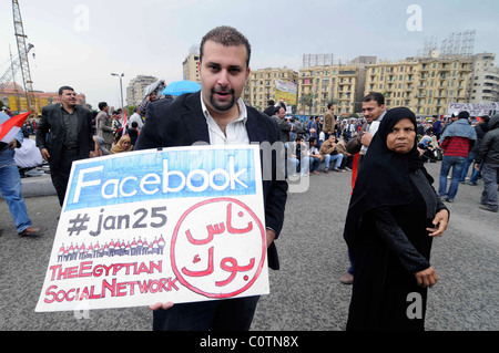 Anti-Mubarak Demonstranten mit einem Schild lobt Facebook für helfen, organisieren den Protest am Tahrir-Platz in Kairo, Ägypten. Stockfoto