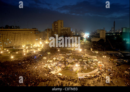 Übersicht der Tahrir-Platz in der Abenddämmerung gefüllt mit Anti-Mubarak Demonstranten während der ägyptischen Revolution; Kairo, Ägypten. Stockfoto