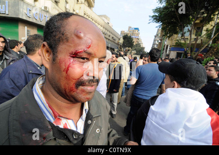 Ein Anti-Mubarak-Demonstrant verwundet durch Stein bei Zusammenstößen auf dem Tahrir-Platz am 2. Februar 2011 in Kairo, Ägypten Stockfoto