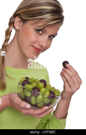 Frau mit Schale mit Trauben auf weißem Hintergrund Stockfoto