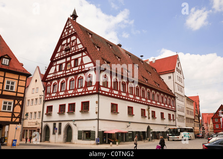 Nördlingen, Bayern, Deutschland. 13. Jahrhundert Rathaus in halbe Fachwerkhaus Gebäude im mittelalterlichen Altstadt an der romantischen Straße Stockfoto