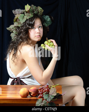 Eine schöne Frauen gekleidet als Dionysos den griechischen Gott der Weinlese. Stockfoto