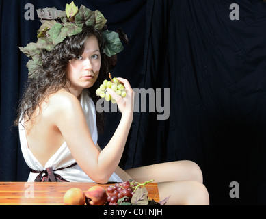 Eine schöne Frauen gekleidet als Dionysos den griechischen Gott der Weinlese. Stockfoto